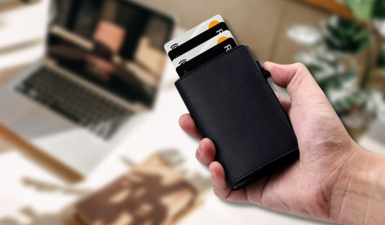 Luxe AirTag Wallet With RFID Blocking - Carbon Fiber (AirTag Not Included)